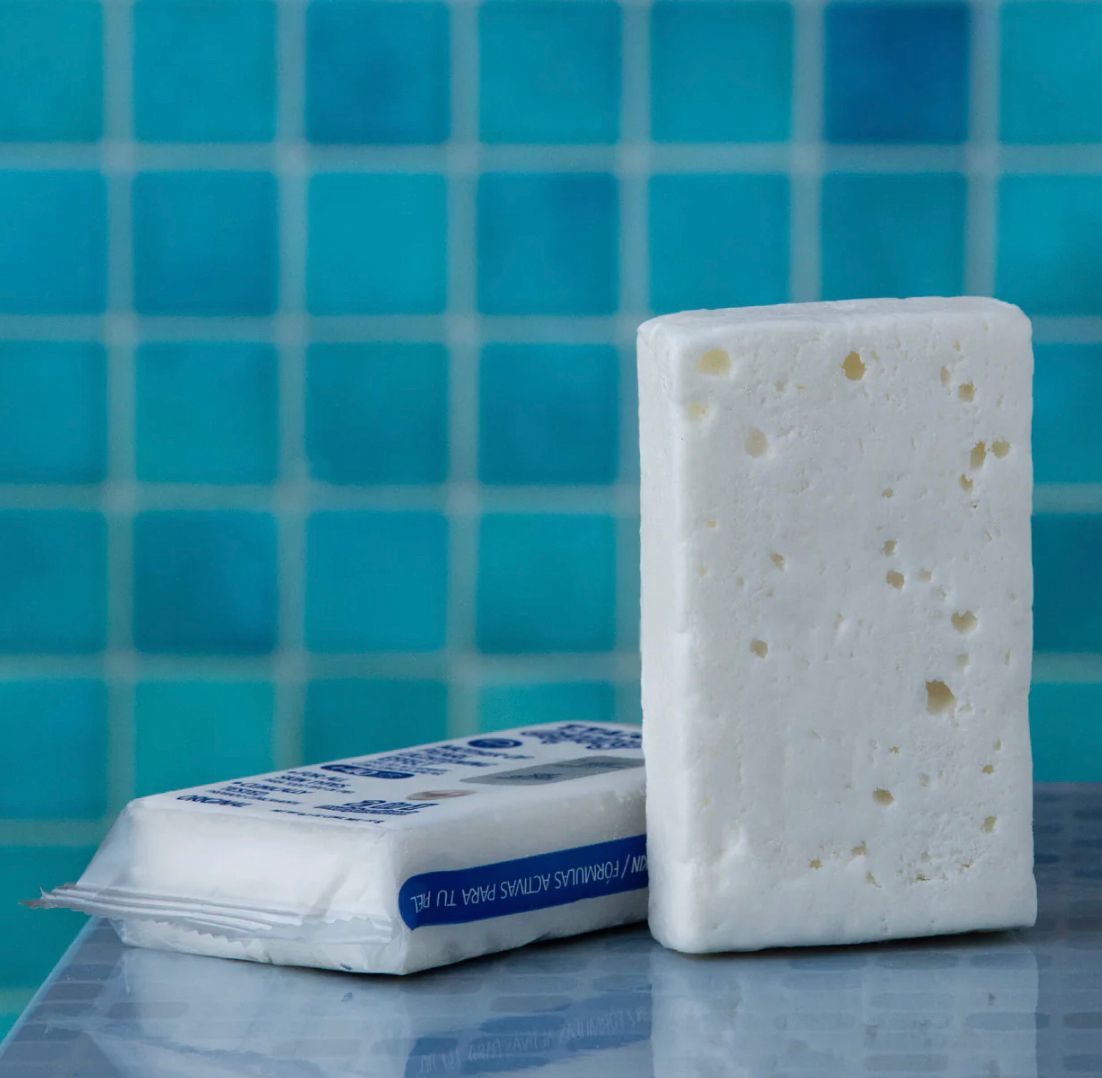 SOAP INFUSED SPONGE WITH MOTHER-OF-PEARL LIGHTENING EFFECT/ ESPONJABON CONCHA DE NÁCAR CON EFECTO ACLARANTE